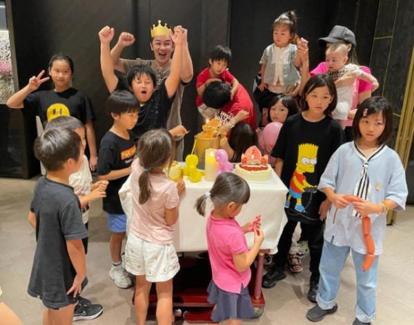 陳浩民慶祝52歲生日,一家六口幸福同框,蔡少芬冉瑩穎帶娃現身 陳浩民慶祝52歲生日,一家六口幸福同框,蔡少芬冉瑩穎帶娃現身