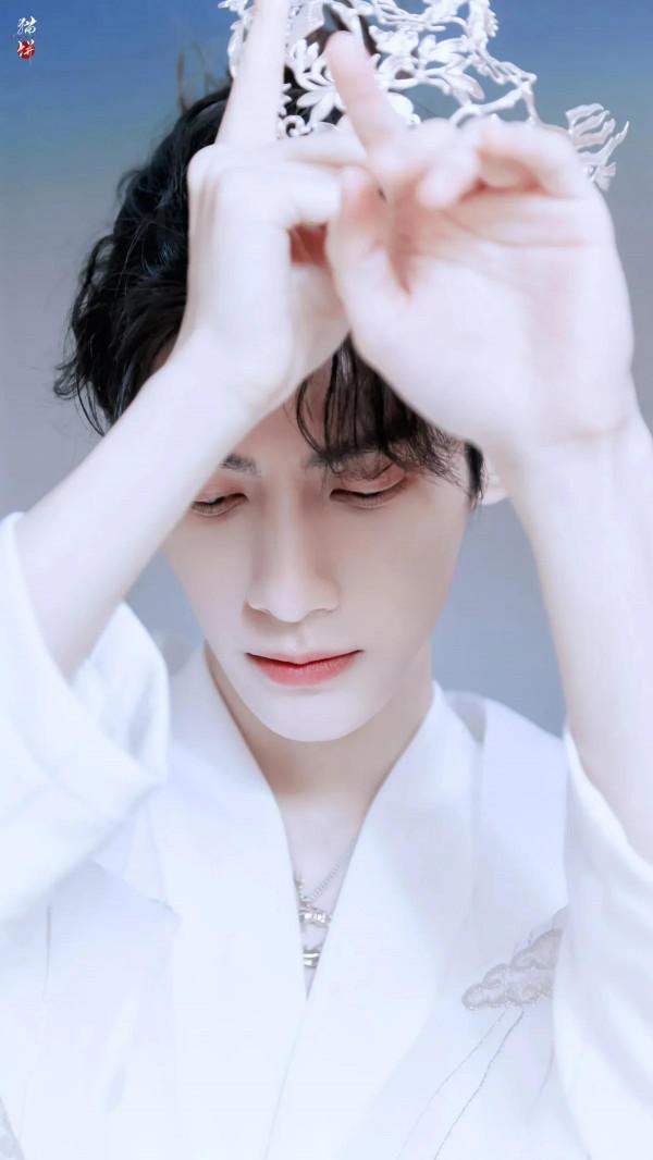 羅雲熙明星桌布：你的眼神在溫柔些，月亮會融化，我也會