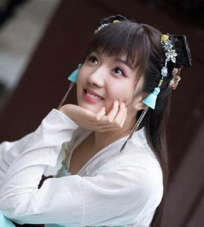 蘿莉臉太騙人！竟是隱形高個，看臉150看腿170，原來錯怪男星矮了