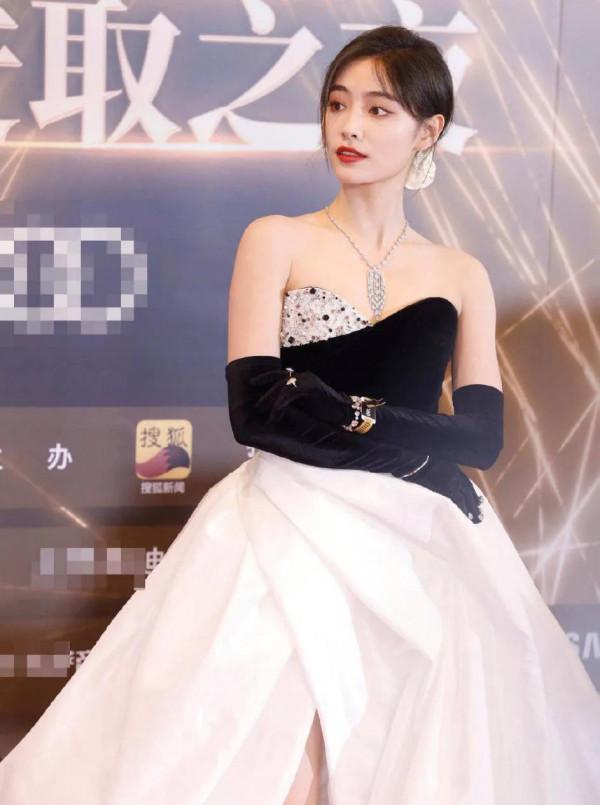 女明星肩頸有多絕？楊冪楊穎白到反光，娜扎熱巴新疆雙美