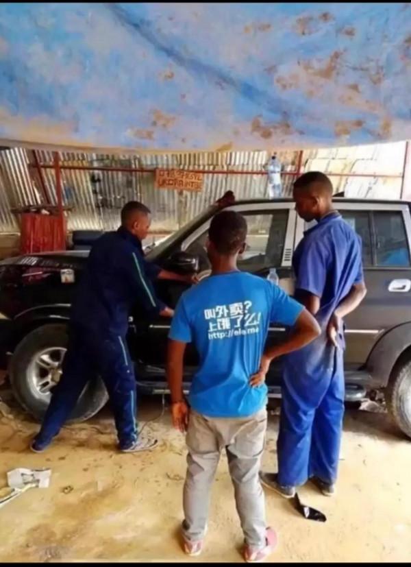 我們的舊衣服在非洲大受歡迎，上面的中文穿他們身上讓人忍俊不禁