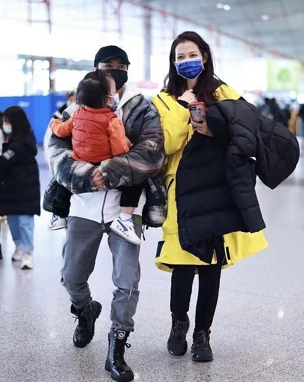 蔡少芬一家五口合體，張晉穿迷彩羽絨服挺潮，把女兒摟懷裡真寵溺