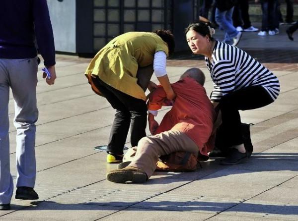 老年人摔一跤，究竟會發生什麼？50歲以上，3種食物要天天吃