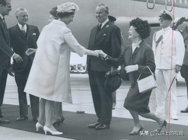 凱特為什麼沒有向丹麥王儲妃行禮？王室屈膝禮科普大放送