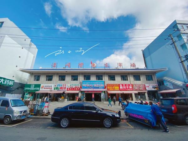 吉林省延吉市還有一個東市場，知名度不如西市場，卻充滿生活氣息