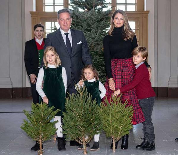 瑞典瑪德琳公主攜夫帶娃回孃家過聖誕節，仨萌娃呆萌可愛太搶鏡