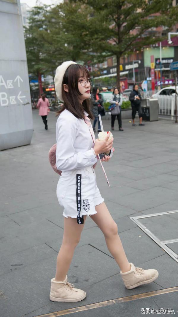 襯衫、短褲是常見的單品，冬天這樣搭配，時髦洋氣充滿青春活力