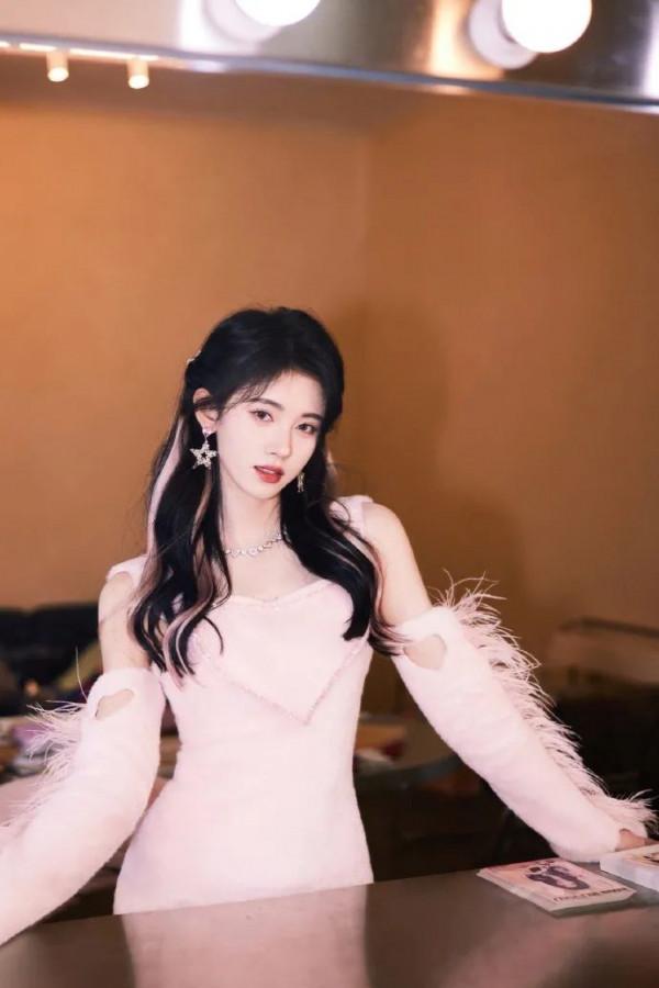 鞠婧禕穿著心形連衣短裙小露香肩！肌膚嬌嫩太俏麗甜美