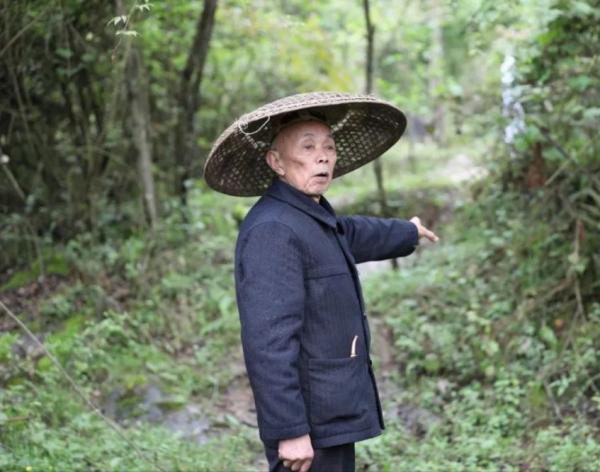 1982年，重慶發現戴腳鐐的遺骸，鑑定結果：是失蹤48年的紅軍師長