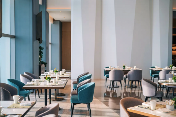 住進愛馬仕橙的房間，躺在高空看海景