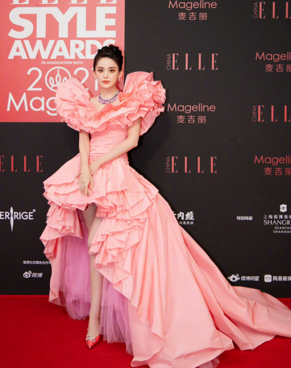 ELLE紅毯：這屆造型師審美成謎，楊冪的腳再次齣戲，讓人看不懂