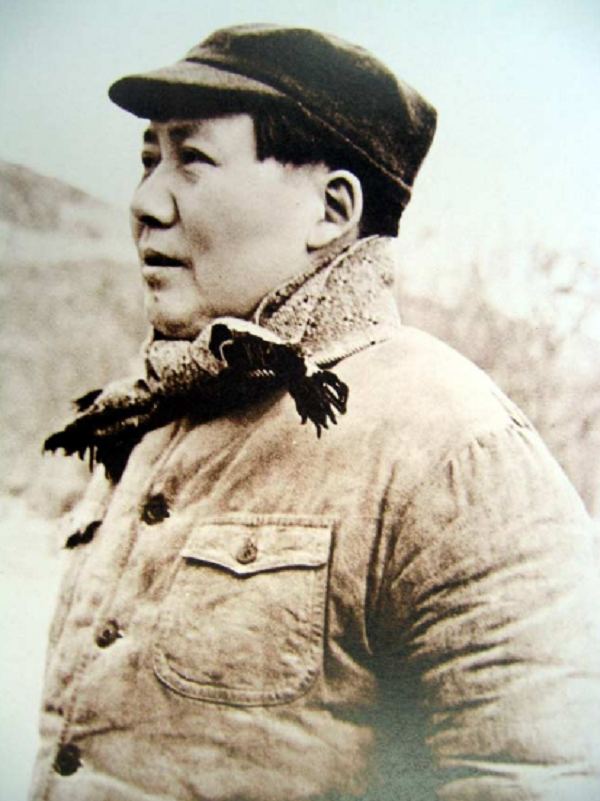 41年，毛主席在延安交際處食堂遇暴徒，金城捨身護住主席：好險