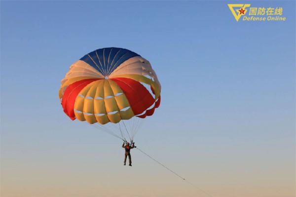 寒風凜冽！且看艦載戰鬥機飛行員跳傘訓練