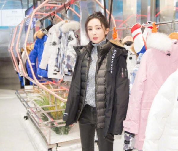 楊冪出席活動被拍，新發型配少女臉高貴典雅，穿羽絨服也要露腿
