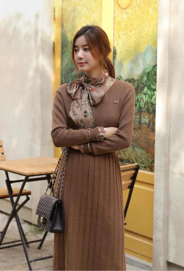 韓國美女王宥利時尚寫真：咖啡色針織收腰修身連衣裙