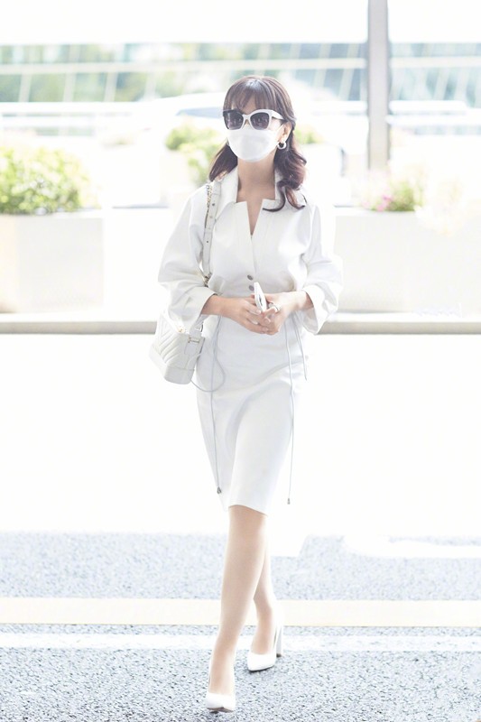 趙雅芝活成50後驕傲，穿收腰裙走機場優雅又颯爽，66歲曲線仍挺拔