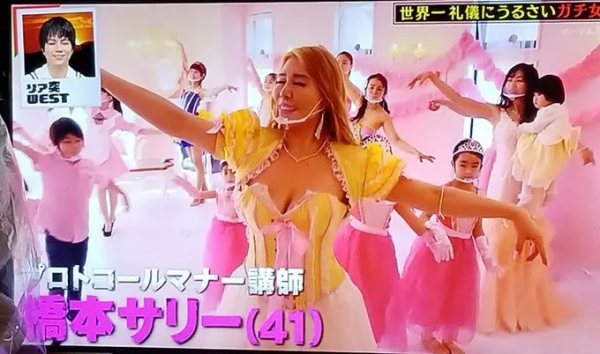 日本41歲主婦沉迷公主生活不能自拔,舉手投足畫風奇特 日本41歲主婦沉迷公主生活不能自拔,舉手投足畫風奇特