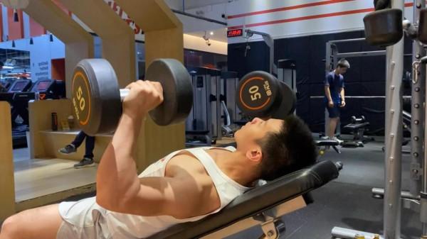 一分鐘教你,啞鈴臥推標準動作 一分鐘教你,啞鈴臥推標準動作