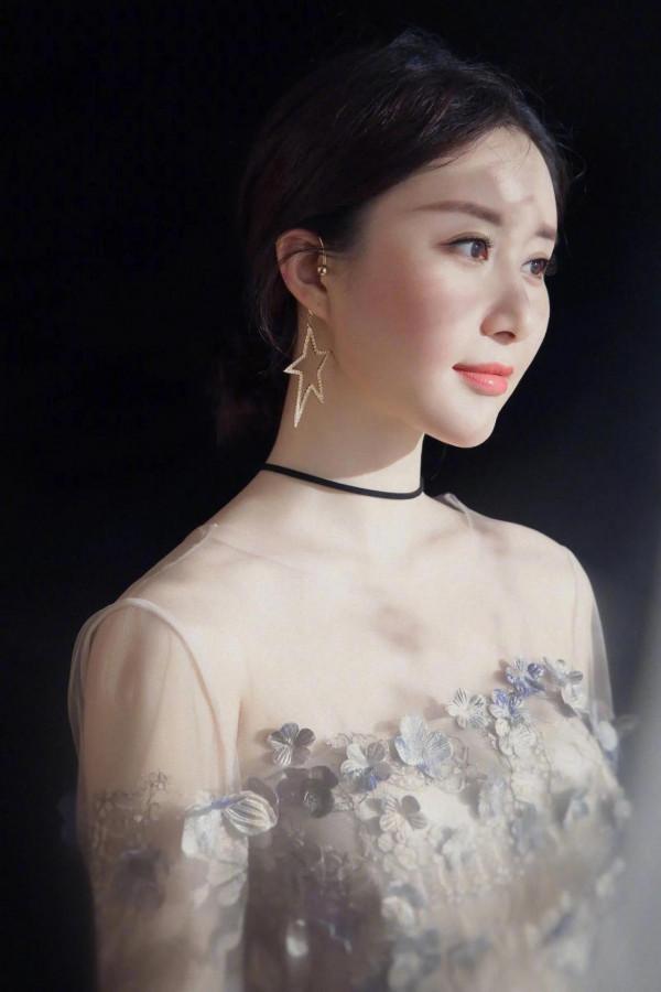 還記得《魔幻手機》裡的傻妞嗎，她就是舒暢，現在變成這樣了