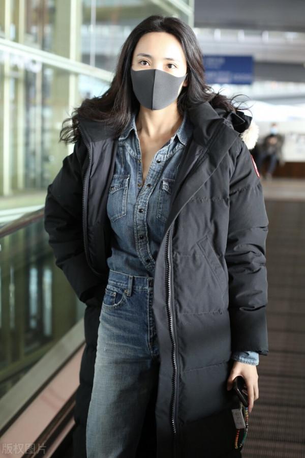 王紫璇黑色毛呢大衣搭配牛仔套裝 走路如風氣場超強