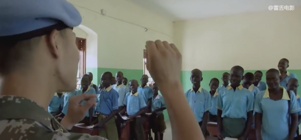 非洲難民打群架,中國維和部隊趕到,兩招把他們制服!紀錄片 非洲難民打群架,中國維和部隊趕到,兩招把他們制服!紀錄片