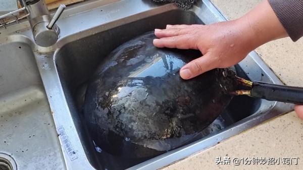 不管鍋底黑垢多厚,教你一招,黑垢輕鬆掉下來,還你一口新鍋 不管鍋底黑垢多厚,教你一招,黑垢輕鬆掉下來,還你一口新鍋