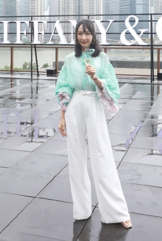 雷佳音老婆有張“旺夫臉”，綠紗襯衫配闊腿褲，氣質嫩得像少女