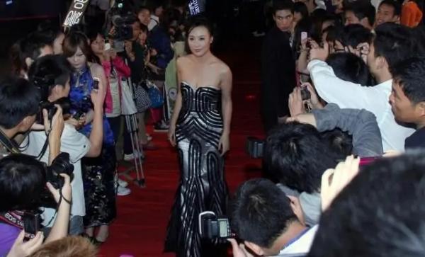 66年的鄔君梅這回造型太成功,穿抹胸連衣裙,驚豔了紅毯 66年的鄔君梅這回造型太成功,穿抹胸連衣裙,驚豔了紅毯