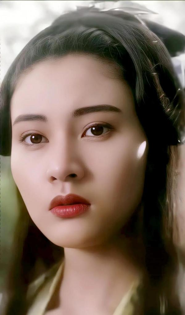 1988年&OpenCurlyDoubleQuote;香港小姐&rdquo;冠軍李嘉欣，傾世容顏真是驚為天人，美到極致