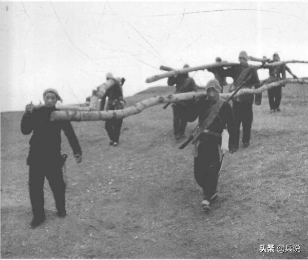 民兵爆破英雄，抱著地雷掂量：這個&OpenCurlyDoubleQuote;西瓜&rdquo;40斤，夠日本兵吃的