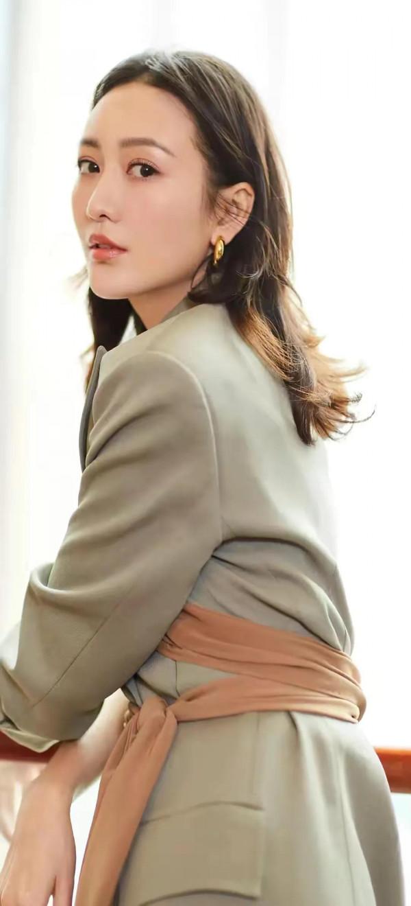 王鷗有種特殊氣質：月上柳俏頭，人約黃昏後