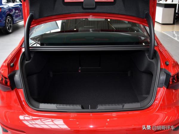 尺寸加長價格便宜，大空間豪華入門級三廂車，帶你看奧迪A3