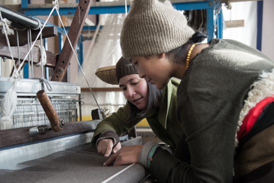 美國白富美紮根藏區17年，把不起眼犛牛毛變成奢侈品，賣出上萬元