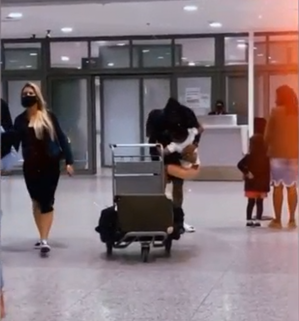 洛佩斯回家！兒子親自機場迎接，兩人緊緊相擁…