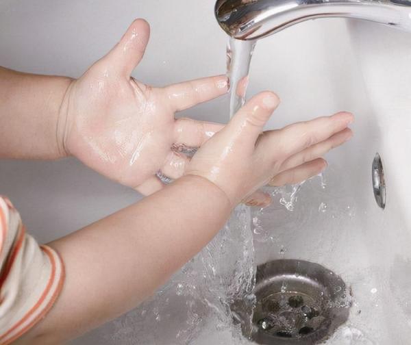 孩子被100度開水燙傷，媽媽用一小時五字訣處理，醫生：做得好