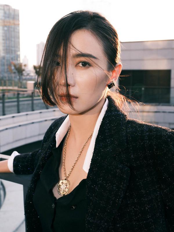 宋佳落日黃昏大片氛圍感拉滿 公主切劉海搭配西裝酷颯十足 宋佳落日黃昏大片氛圍感拉滿 公主切劉海搭配西裝酷颯十足