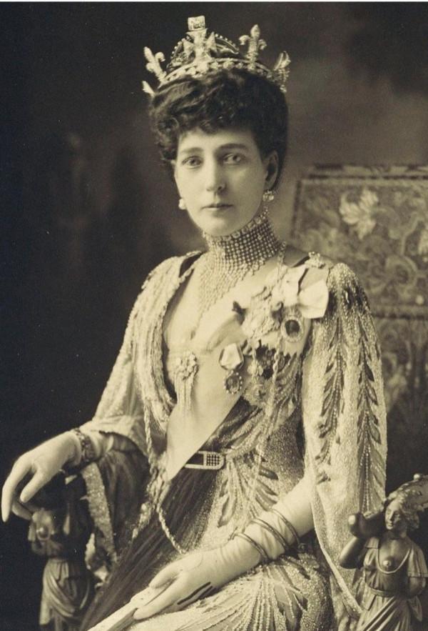 大戶就是不一樣,一下頭戴兩頂頭飾,連詩麗吉王后都無法與之相比 大戶就是不一樣,一下頭戴兩頂頭飾,連詩麗吉王后都無法與之相比