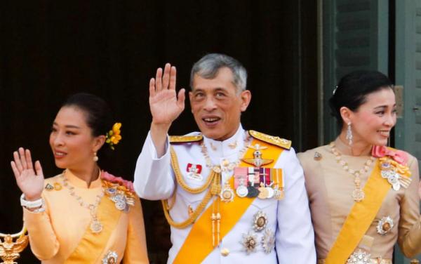 德媒曝泰王度假生活：年消費10億富得流油，世界頂尖鑽石王老五