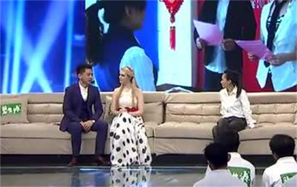 澳洲白富美遠嫁中國小夥，驚動全村近千人圍觀，今因疫情分居兩地