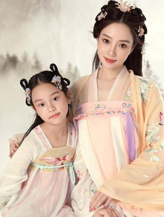 中秋節駕到，李小璐甜馨一起過節，賈乃亮曬出巨型月餅