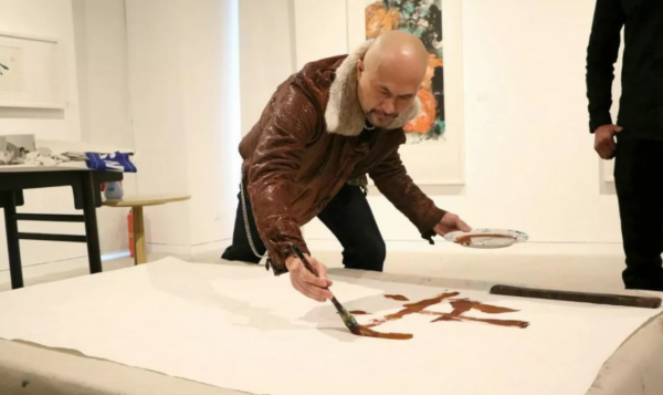 林允做手機殼被贊“藝術家”？娛樂圈真正的手藝人要忍不住了