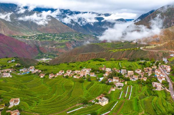 這是西藏唯一的天主教堂,當地80%村民信奉天主教,喜歡喝葡萄酒 這是西藏唯一的天主教堂,當地80%村民信奉天主教,喜歡喝葡萄酒