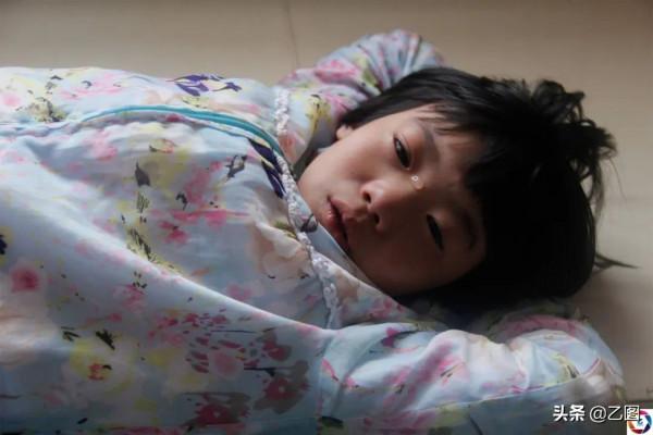 媽媽揹著幼女上山幹活，一陣電閃雷鳴後孩子臉青紫，噩夢就此開始