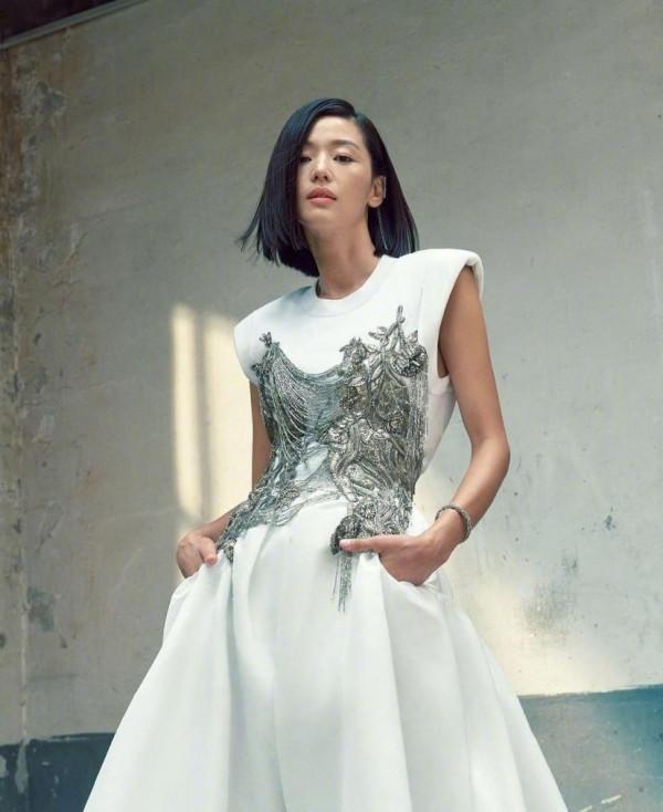 全智賢重回“顏值天花板”，酷颯風穿搭高階感爆棚，滿滿的大佬範