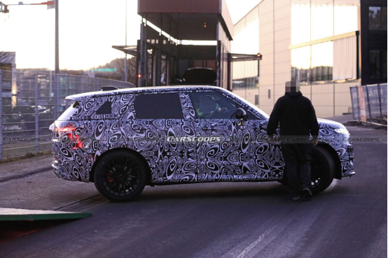 新款路虎攬勝運動版，在裝車時被再次發現