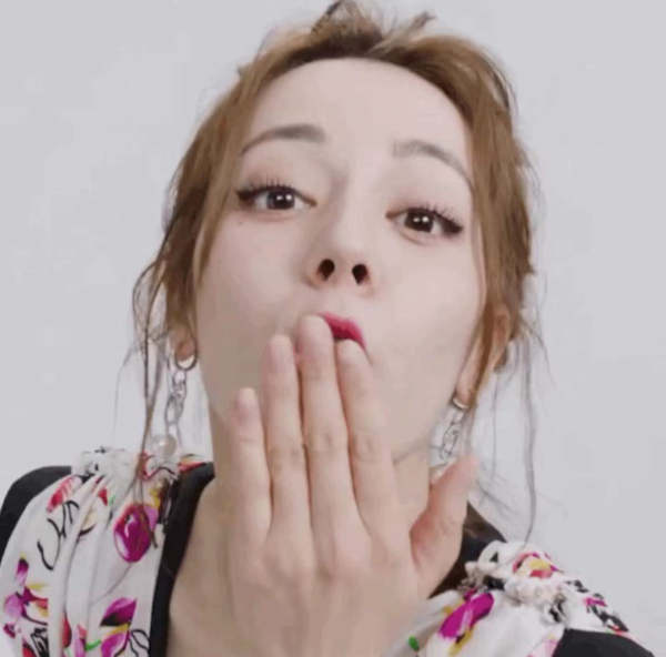 熱巴吐舌、萬茜嘟嘴、倪妮撩頭髮，女星油膩起來就沒男星什麼事了