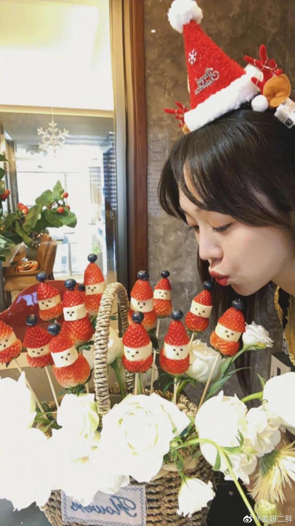 趙雅芝變馮程程，張鈞甯像雪精靈！分分秒秒被女明星聖誕照破防了