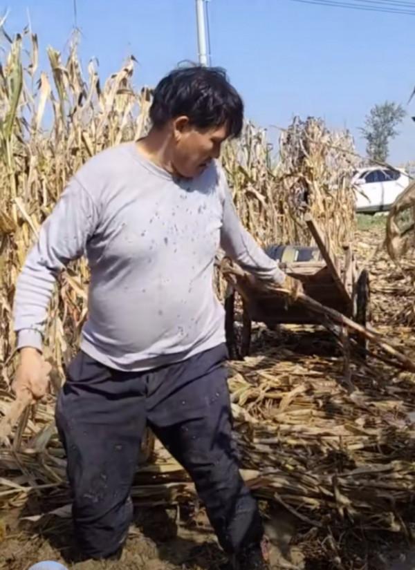 億萬富翁大衣哥深陷泥水中難以自拔