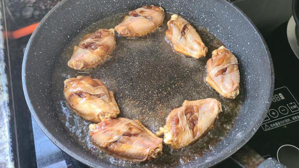 焗雞翅，廣東人這樣做雞翅很好吃，不用水也能做，太香了