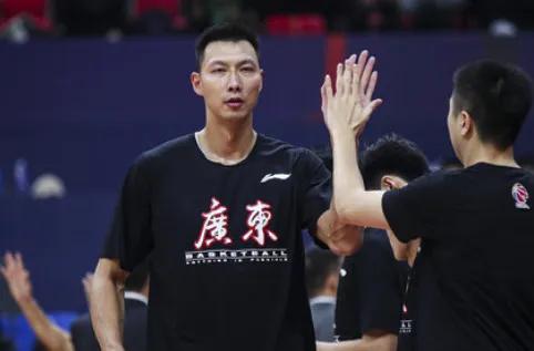 姚明現身粵蘇之戰，張明池卻助同曦打進烏龍球，杜鋒無奈掩面苦笑